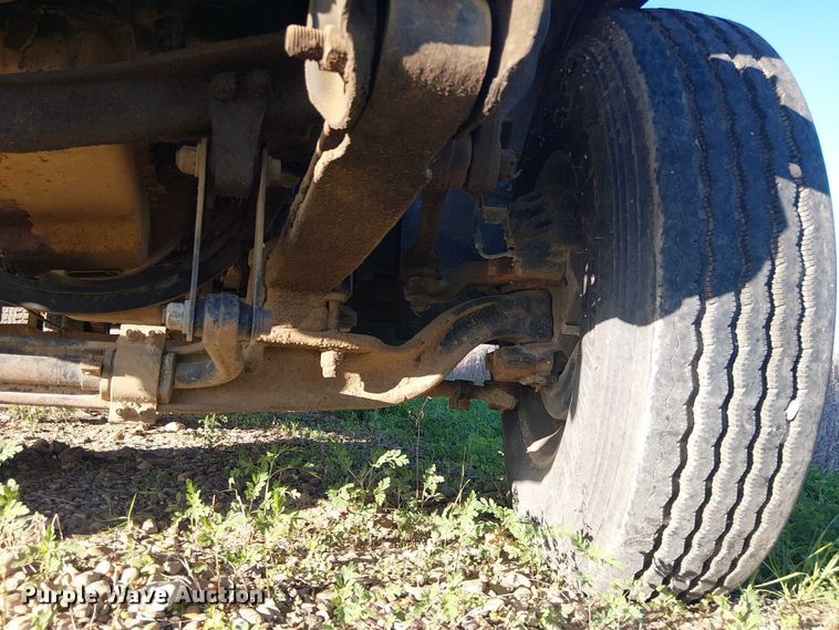 image for item DU3048 2001 Chevrolet C7500 fuel / lube truck