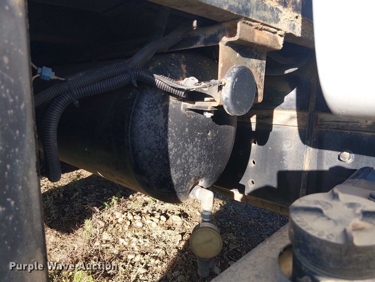 image for item DU3048 2001 Chevrolet C7500 fuel / lube truck