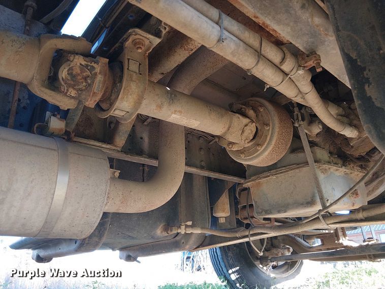 image for item DU3048 2001 Chevrolet C7500 fuel / lube truck