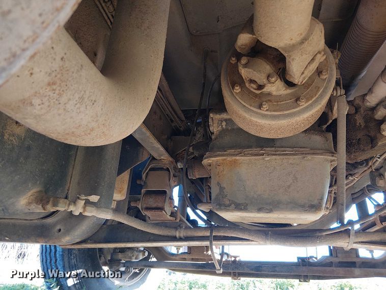 image for item DU3048 2001 Chevrolet C7500 fuel / lube truck