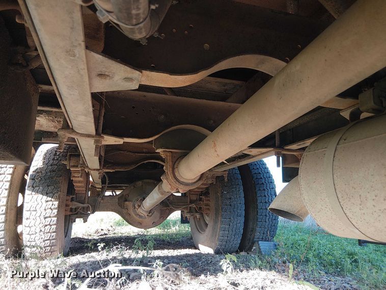 image for item DU3048 2001 Chevrolet C7500 fuel / lube truck