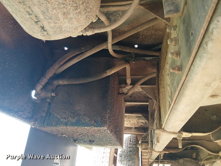 image for item DU3048 2001 Chevrolet C7500 fuel / lube truck