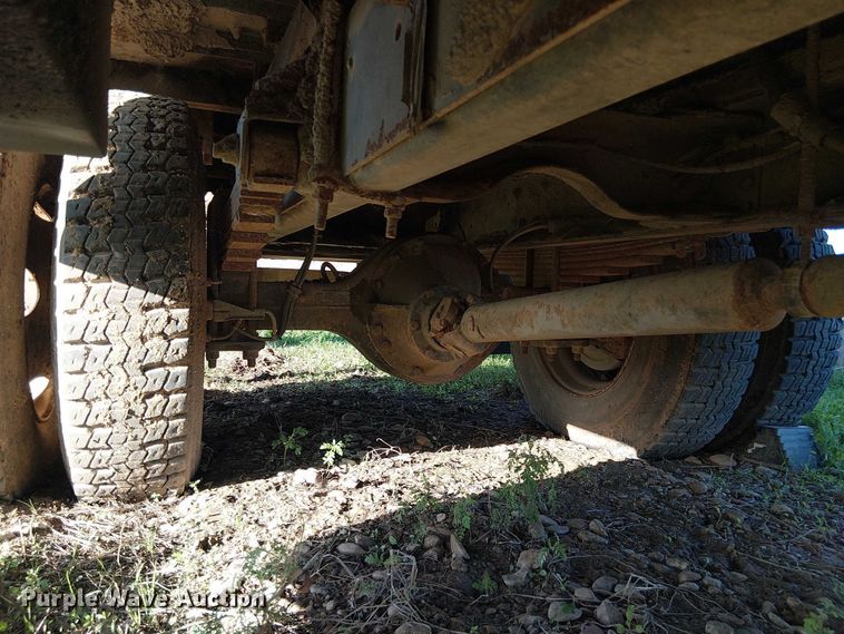 image for item DU3048 2001 Chevrolet C7500 fuel / lube truck