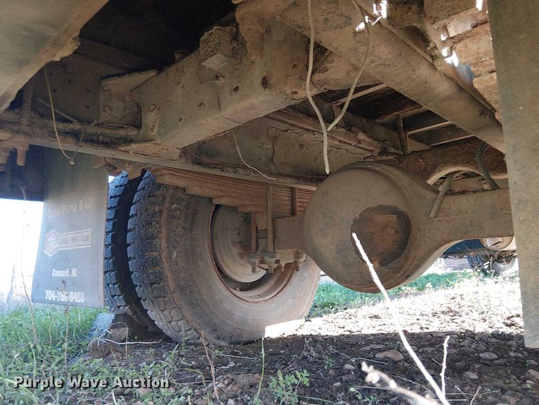 image for item DU3048 2001 Chevrolet C7500 fuel / lube truck