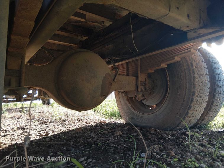 image for item DU3048 2001 Chevrolet C7500 fuel / lube truck