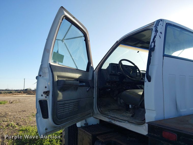 image for item DU3048 2001 Chevrolet C7500 fuel / lube truck