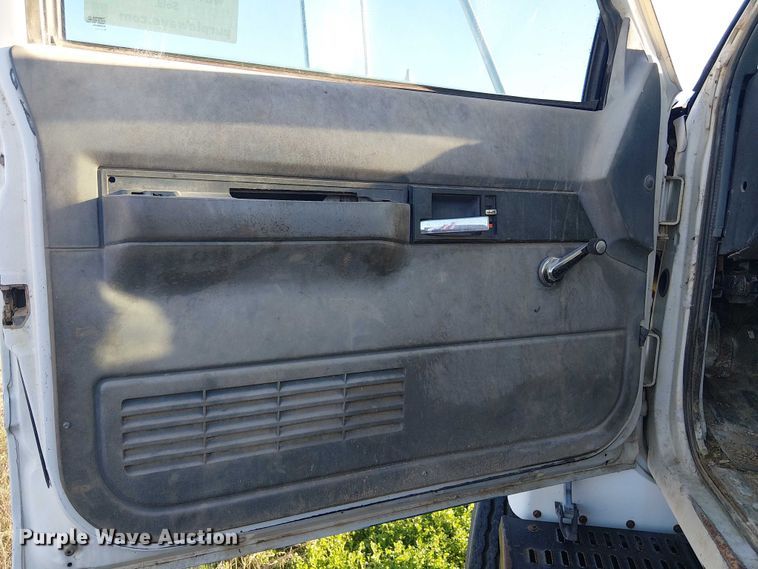 image for item DU3048 2001 Chevrolet C7500 fuel / lube truck