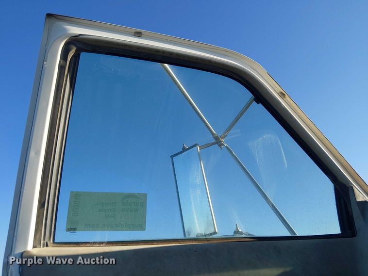 image for item DU3048 2001 Chevrolet C7500 fuel / lube truck