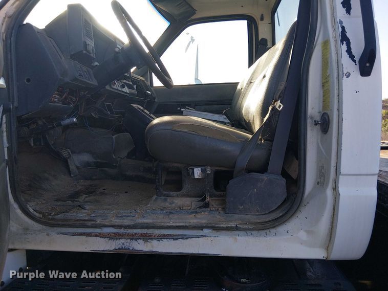 image for item DU3048 2001 Chevrolet C7500 fuel / lube truck