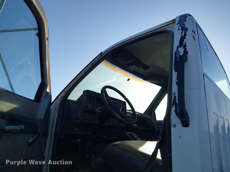 image for item DU3048 2001 Chevrolet C7500 fuel / lube truck