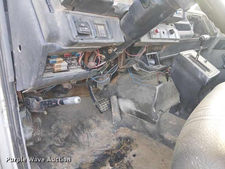 image for item DU3048 2001 Chevrolet C7500 fuel / lube truck