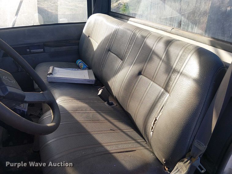 image for item DU3048 2001 Chevrolet C7500 fuel / lube truck