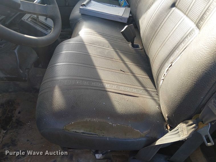 image for item DU3048 2001 Chevrolet C7500 fuel / lube truck