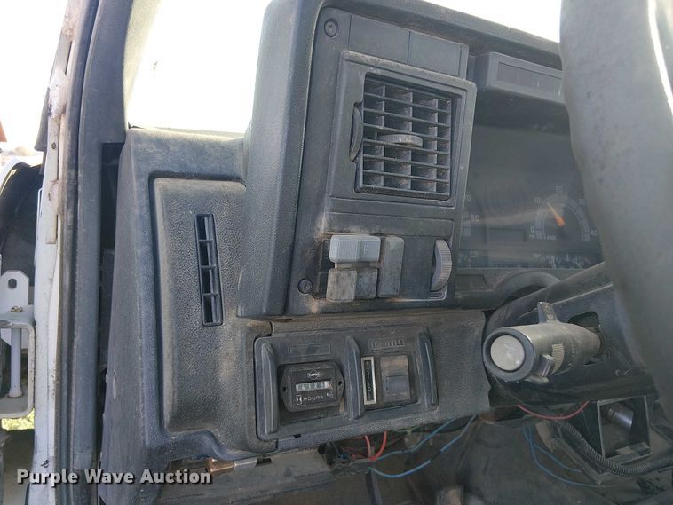 image for item DU3048 2001 Chevrolet C7500 fuel / lube truck