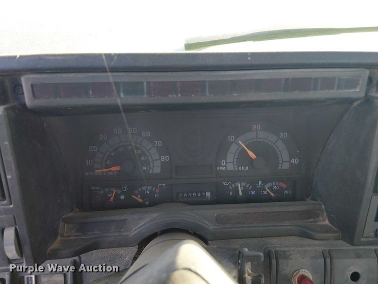 image for item DU3048 2001 Chevrolet C7500 fuel / lube truck