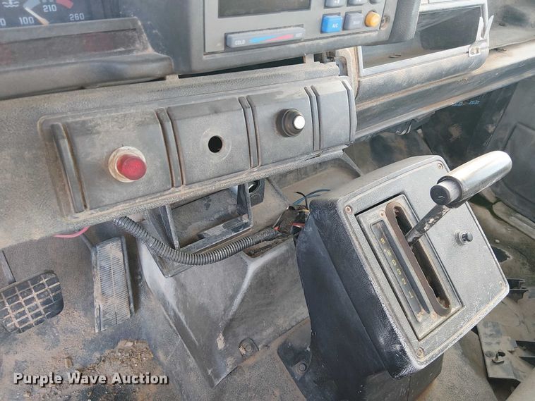 image for item DU3048 2001 Chevrolet C7500 fuel / lube truck