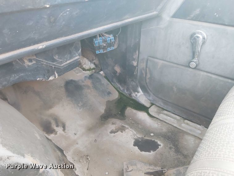 image for item DU3048 2001 Chevrolet C7500 fuel / lube truck