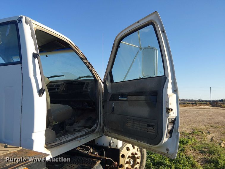 image for item DU3048 2001 Chevrolet C7500 fuel / lube truck