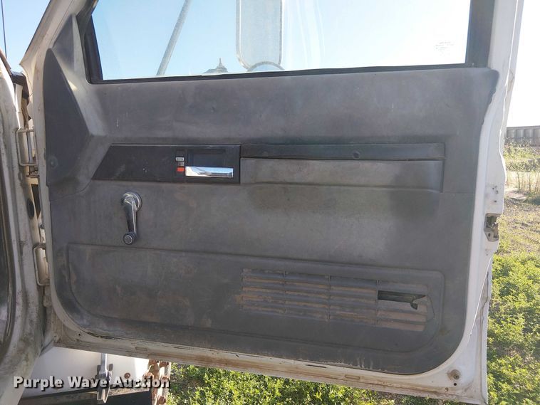 image for item DU3048 2001 Chevrolet C7500 fuel / lube truck