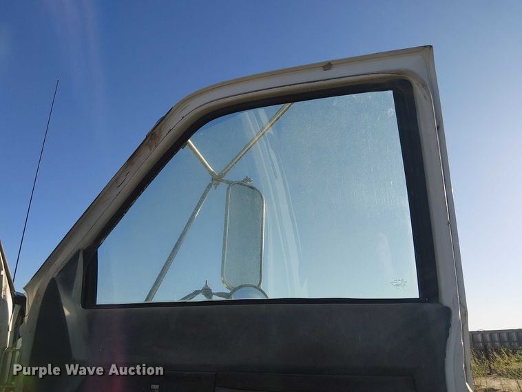 image for item DU3048 2001 Chevrolet C7500 fuel / lube truck