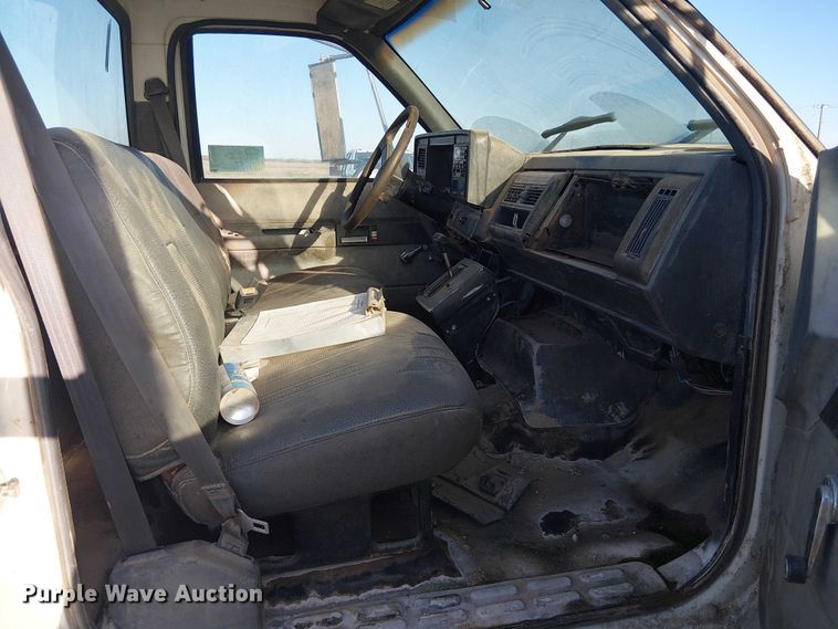 image for item DU3048 2001 Chevrolet C7500 fuel / lube truck