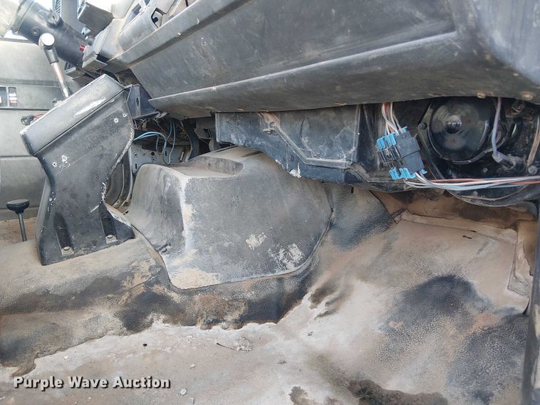 image for item DU3048 2001 Chevrolet C7500 fuel / lube truck