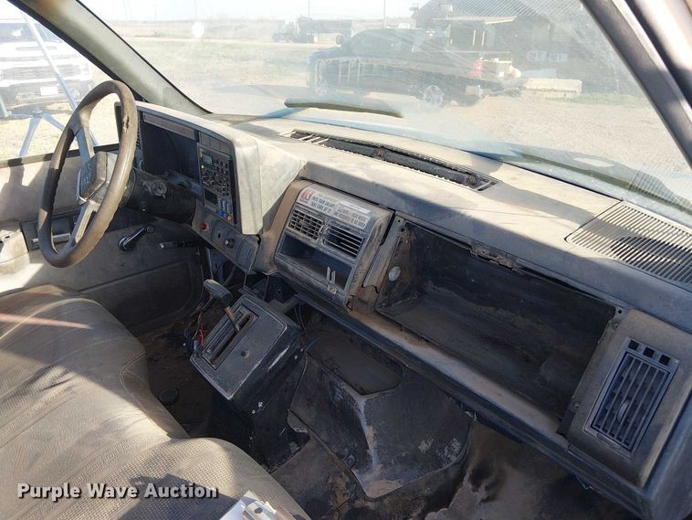 image for item DU3048 2001 Chevrolet C7500 fuel / lube truck