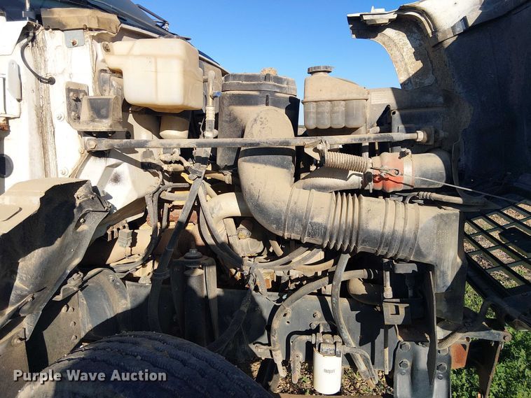 image for item DU3048 2001 Chevrolet C7500 fuel / lube truck