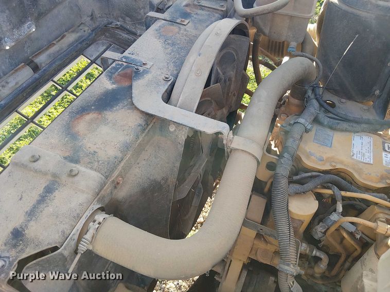 image for item DU3048 2001 Chevrolet C7500 fuel / lube truck