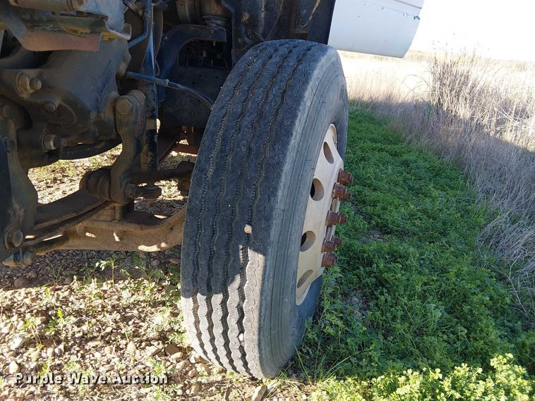 image for item DU3048 2001 Chevrolet C7500 fuel / lube truck