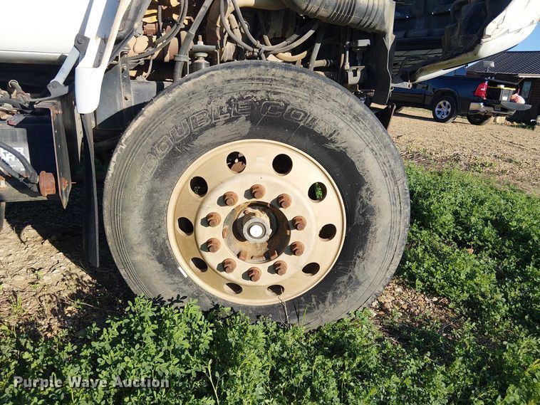 image for item DU3048 2001 Chevrolet C7500 fuel / lube truck