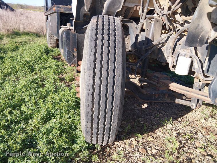 image for item DU3048 2001 Chevrolet C7500 fuel / lube truck