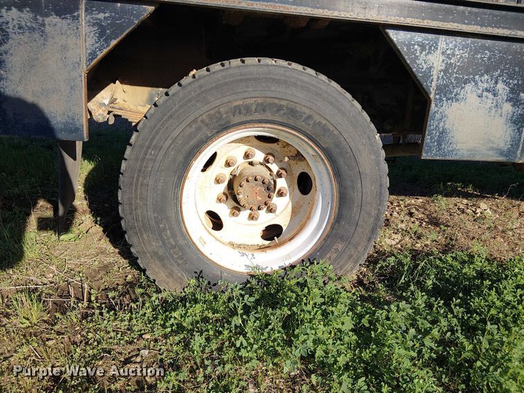 image for item DU3048 2001 Chevrolet C7500 fuel / lube truck