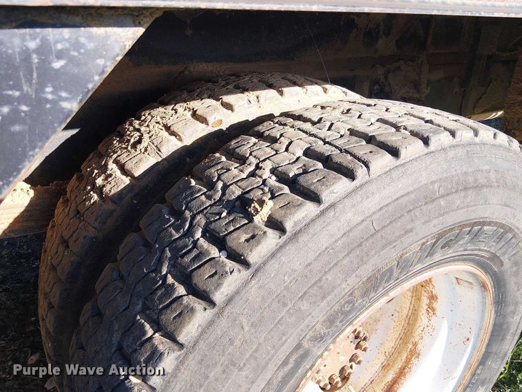 image for item DU3048 2001 Chevrolet C7500 fuel / lube truck