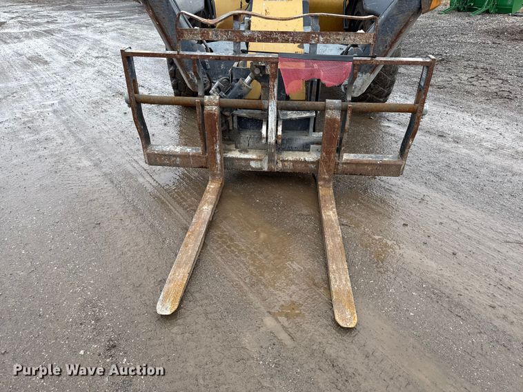 image for item DZ4396 2009 Caterpillar TL943 telehandler