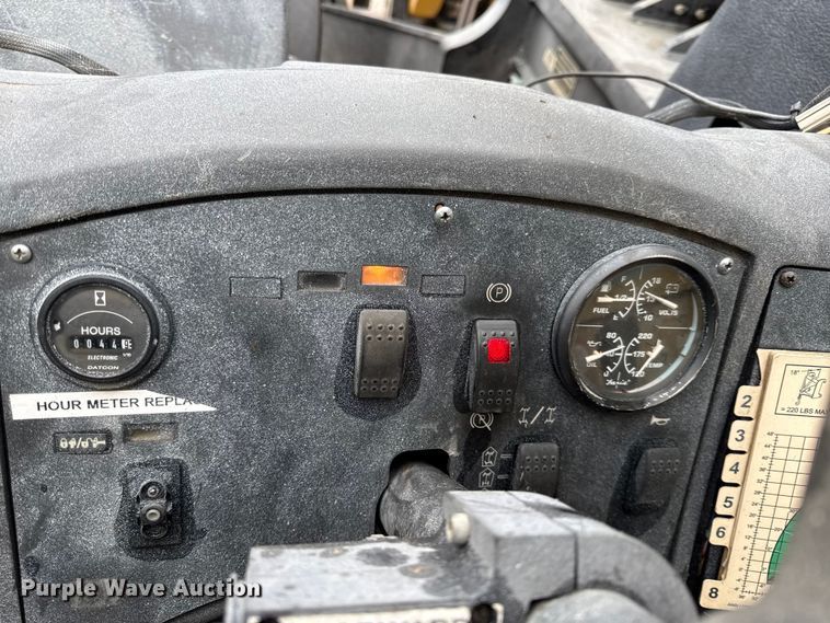 image for item DZ4396 2009 Caterpillar TL943 telehandler