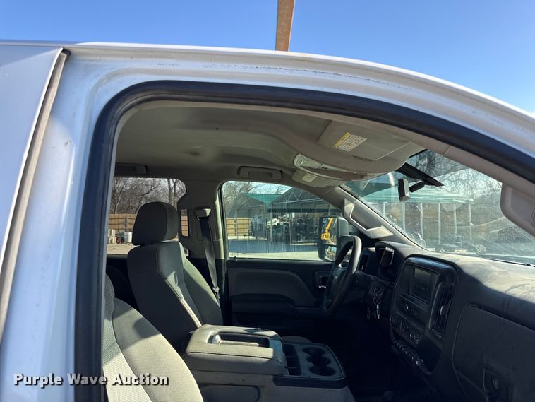 image for item DZ4402 2017 Chevrolet Silverado 3500HD Crew Cab flatbed pickup truck