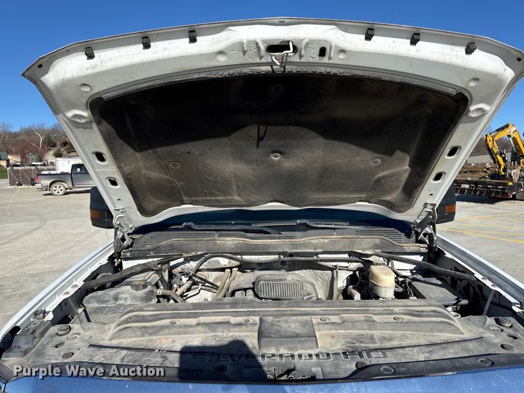 image for item DZ4402 2017 Chevrolet Silverado 3500HD Crew Cab flatbed pickup truck