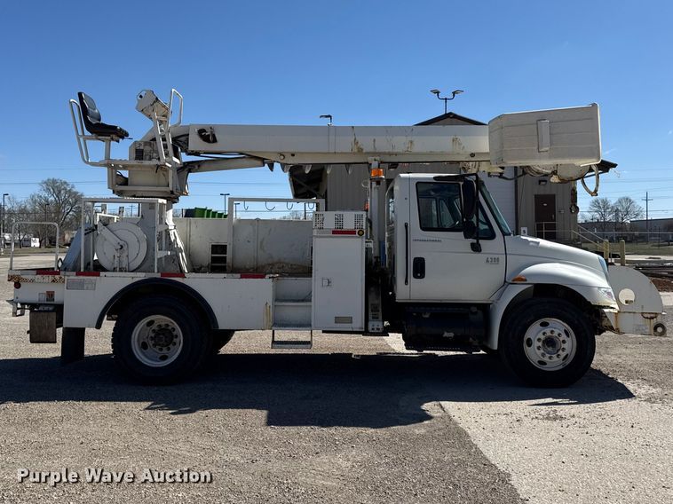 image for item DZ4425 2004 International 4300 digger derrick truck