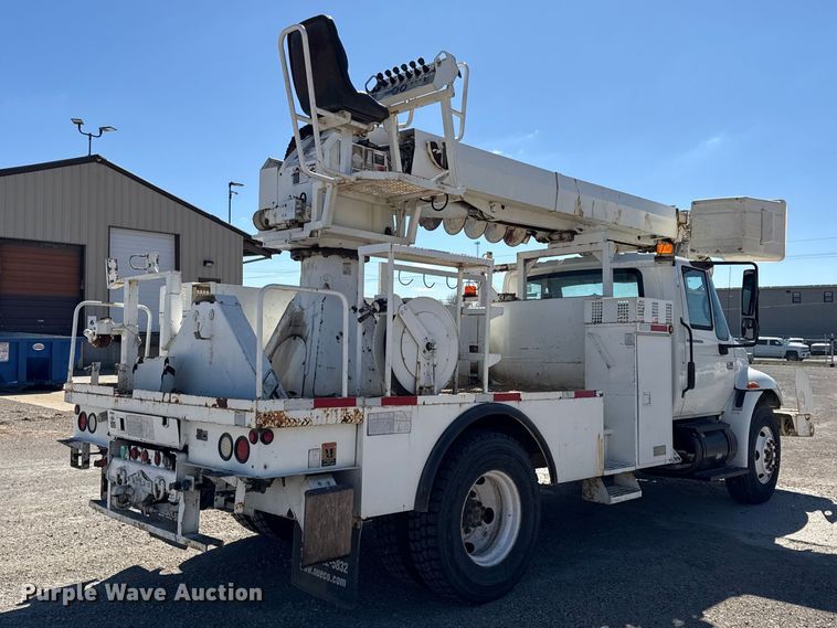 image for item DZ4425 2004 International 4300 digger derrick truck