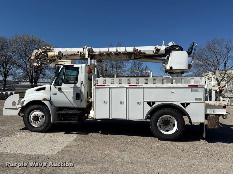 image for item DZ4425 2004 International 4300 digger derrick truck