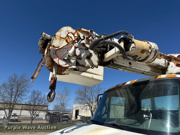 image for item DZ4425 2004 International 4300 digger derrick truck