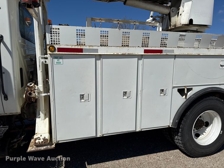 image for item DZ4425 2004 International 4300 digger derrick truck