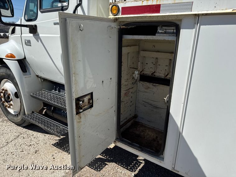 image for item DZ4425 2004 International 4300 digger derrick truck