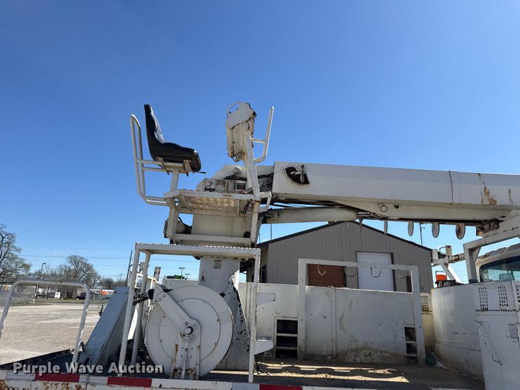 image for item DZ4425 2004 International 4300 digger derrick truck