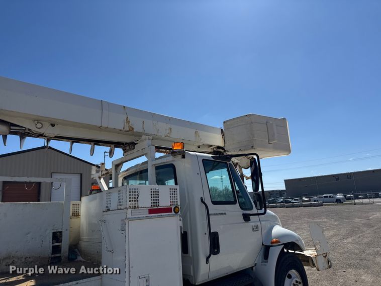 image for item DZ4425 2004 International 4300 digger derrick truck