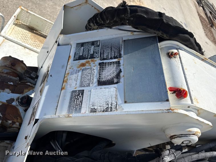 image for item DZ4425 2004 International 4300 digger derrick truck