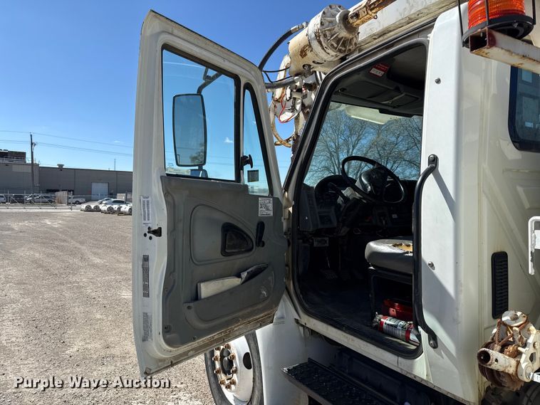 image for item DZ4425 2004 International 4300 digger derrick truck