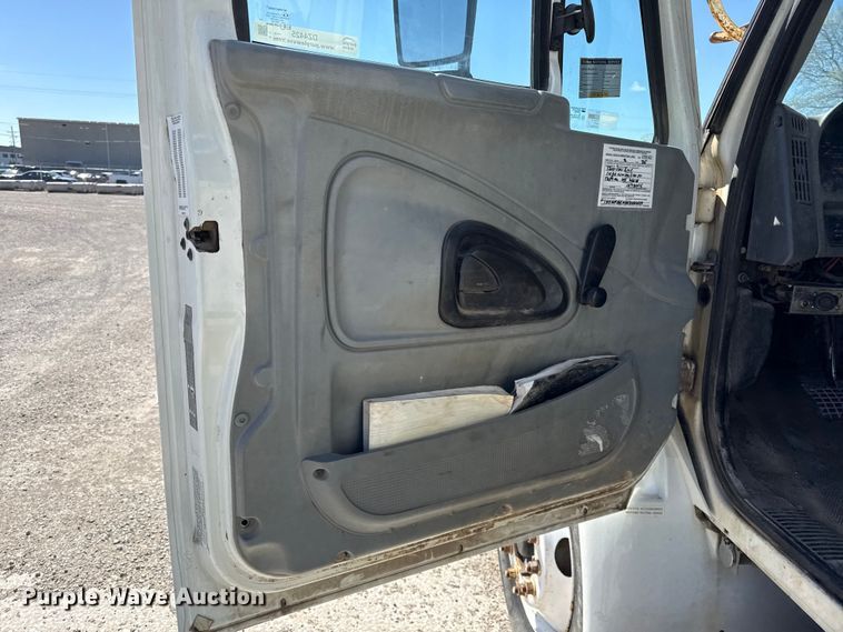 image for item DZ4425 2004 International 4300 digger derrick truck