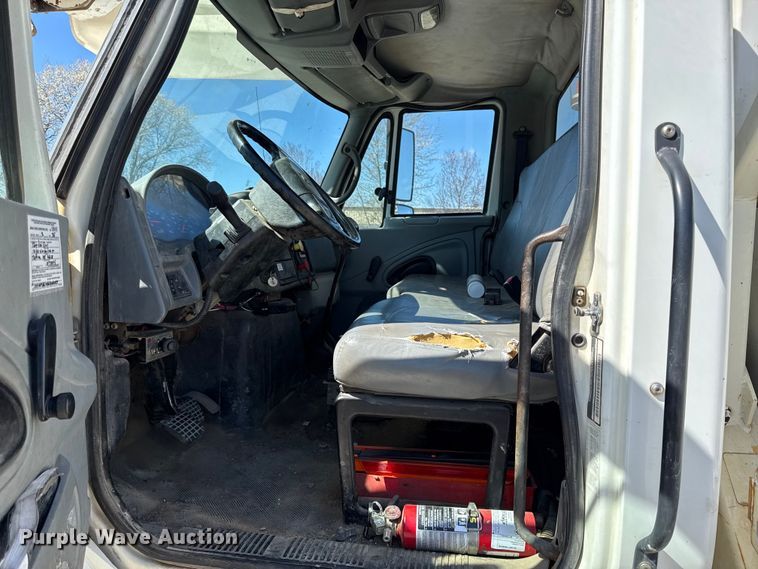 image for item DZ4425 2004 International 4300 digger derrick truck